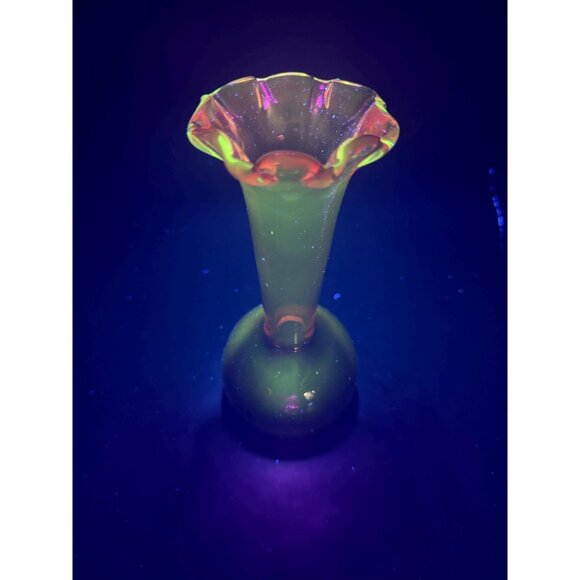Vintage Pilgrim (?) Handblown Cranberry Glass Bud Vase – 7” Tall with Ruffled Ri - Picture 7 of 9